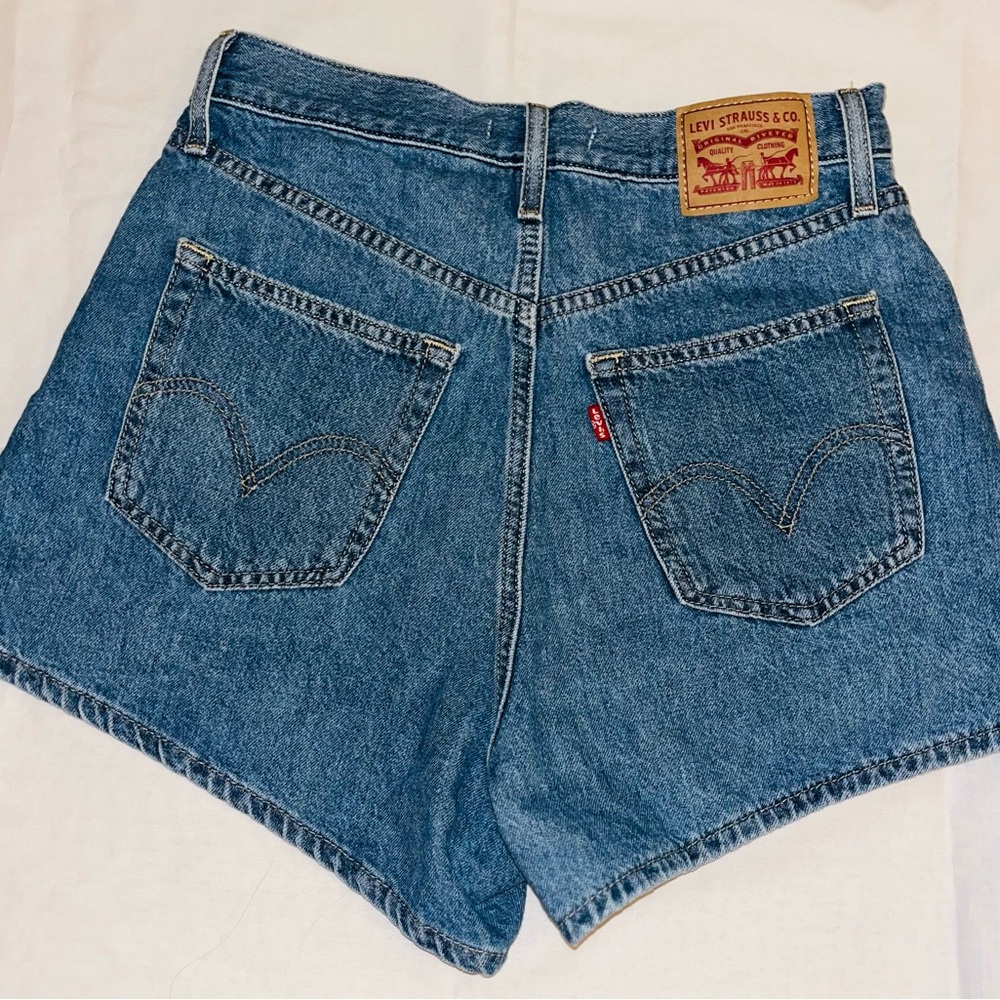 Levi High Waisted Mom Shorts Size 28